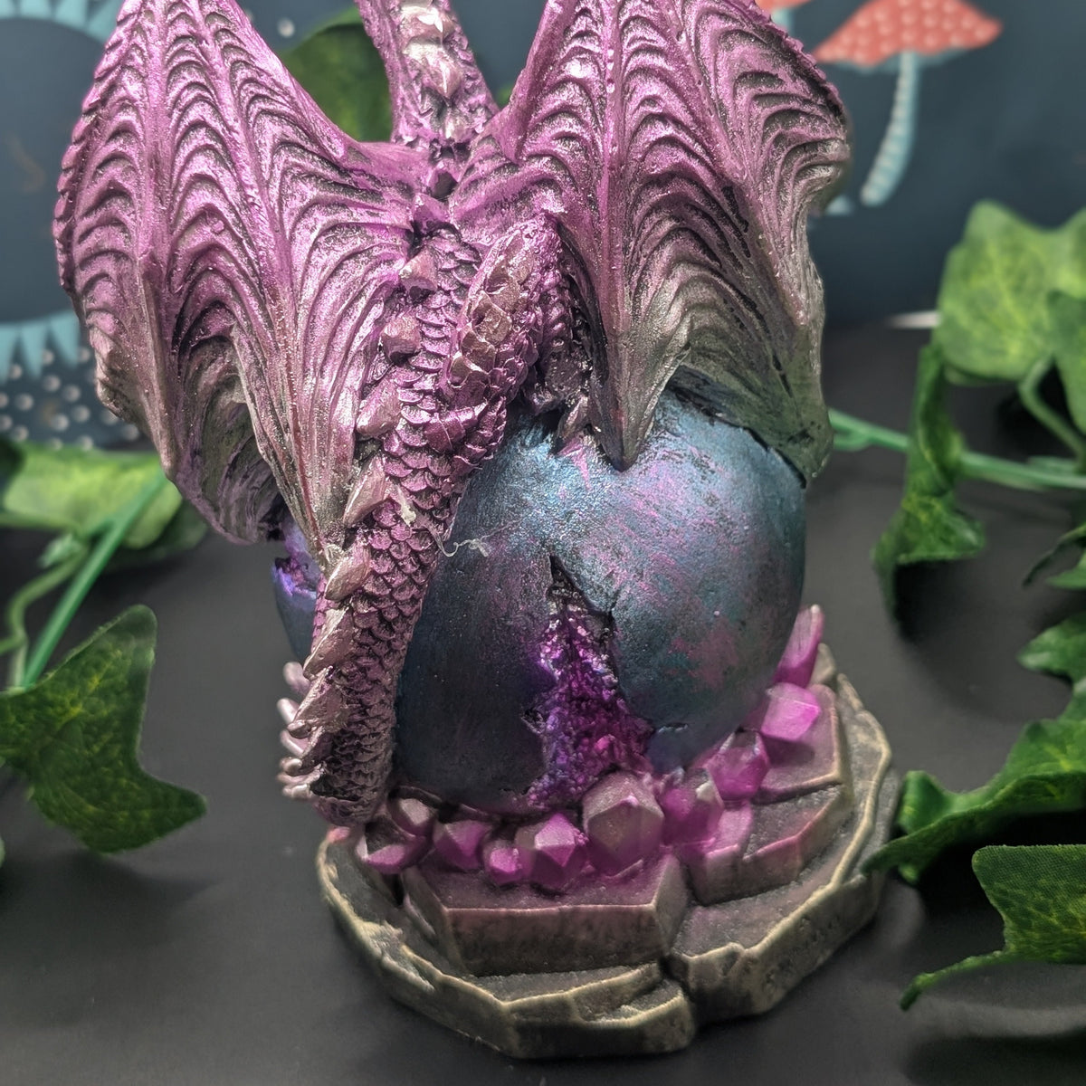 Geode Plinth Dragon Egg with LED